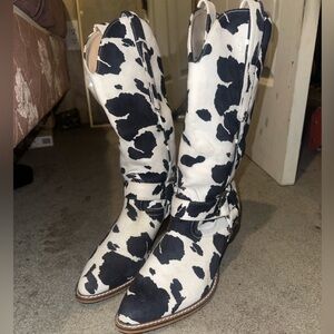 COW PRINT Cowboy boots🖤🤍